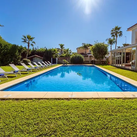 Vacation I Bosquecito, Giant Private Heated Pool, Walk To The Beach, 6 Bdr, Spacious Villa, Bbq, Alarm System, Ample Garden Villa *