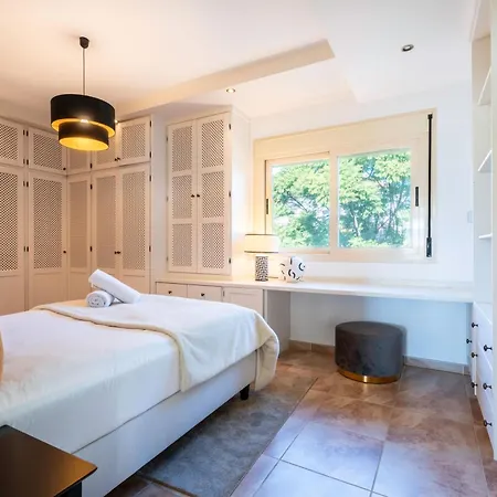 Vacation I Bosquecito, Giant Private Heated Pool, Walk To The Beach, 6 Bdr, Spacious Villa, Bbq, Alarm System, Ample Garden Villa