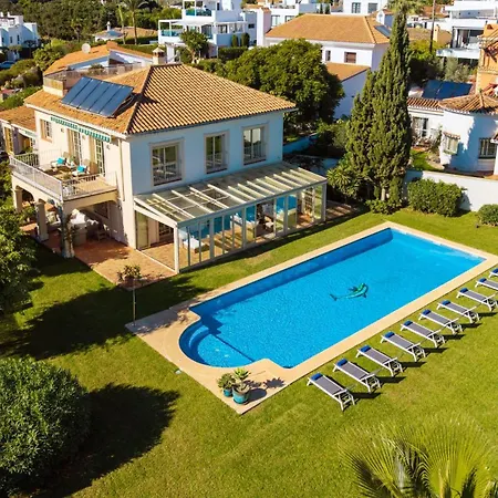 Vacation I Bosquecito, Giant Private Heated Pool, Walk To The Beach, 6 Bdr, Spacious Villa, Bbq, Alarm System, Ample Garden * Marbella