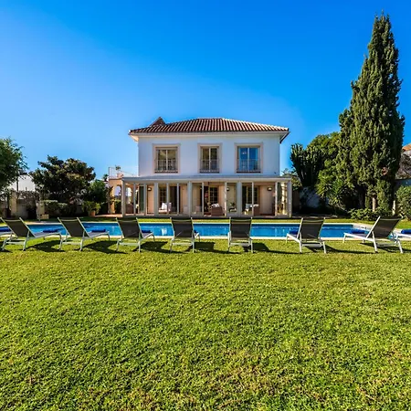 Vacation I Bosquecito, Giant Private Heated Pool, Walk To The Beach, 6 Bdr, Spacious Villa, Bbq, Alarm System, Ample Garden