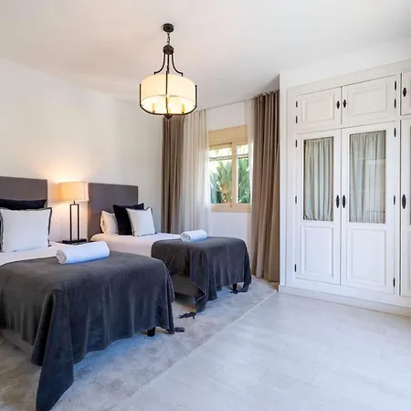 Villa Vacation I Bosquecito, Giant Private Heated Pool, Walk To The Beach, 6 Bdr, Spacious Villa, Bbq, Alarm System, Ample Garden