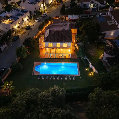 Vacation I Bosquecito, Giant Private Heated Pool, Walk To The Beach, 6 Bdr, Spacious Villa, Bbq, Alarm System, Ample Garden * Marbella