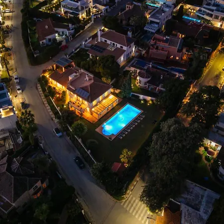 Vacation I Bosquecito, Giant Private Heated Pool, Walk To The Beach, 6 Bdr, Spacious Villa, Bbq, Alarm System, Ample Garden Villa
